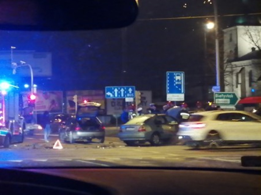 Zderzenie trzech aut na al. Tysiąclecia w Lublinie, w pobliżu centrum handlowego Vivo. Zobacz zdjęcia