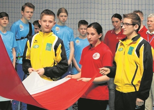  Uroczyste rozpoczęcie mistrzostw Polski, biało-czerwona flaga wciągana na maszt. Z prawej Marcin Wójcik, z lewej Tomasz Jaros.  