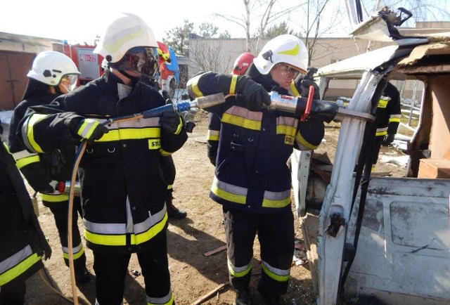 Strażacy OSP z powiatu lipskiego zakończyli kurs ratownictwa w komendzie powiatowej w Lipsku.