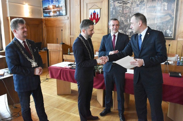 Od lewej: Marek Charzewski, Paweł Dziwosz, Tomasz Klonowski i Dariusz Rowiński - podczas uroczystej sesji Rady Miasta, ostatniej przed wyborami samorządowymi 2024.
