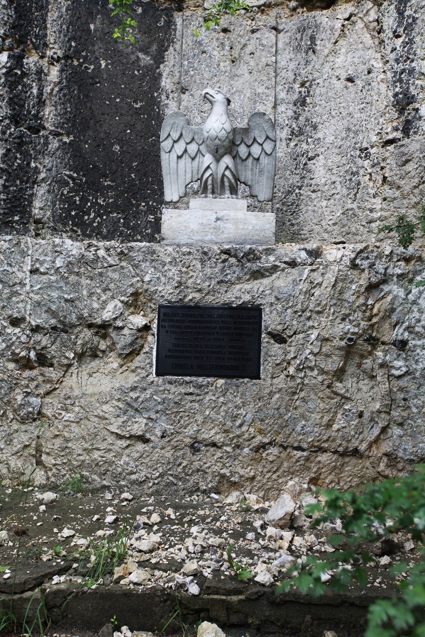 Pomnik pomordowanych na terenie dawnego kamieniołomu Liban.