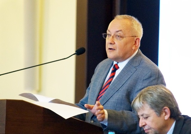 Radny Jacek Olech podczas wystąpienia na sesji rady miejskiej.