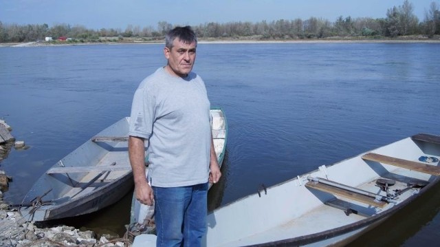 - Miejsce, w którym stoję zawsze jest pod wodą. Tak mało wody w Wisle było może 20 lat temu &#8211; mówi Andrzej Kościuk, który swoją łódką pływa codziennie ze Świerży Górnych na działkę po prawej stronie Wisły.