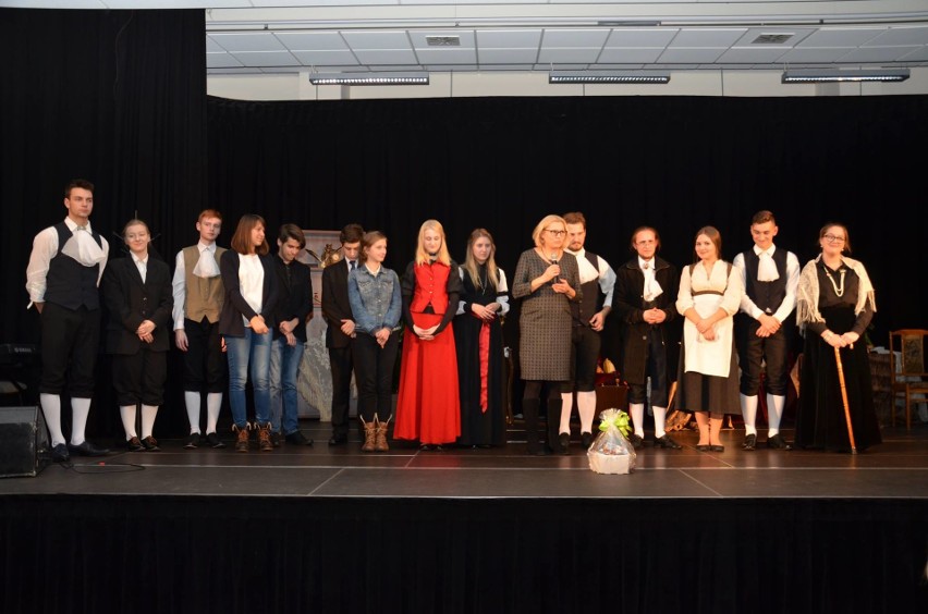 Brzesko. W Centrum Kulturalno - Bibliotecznym młodzi aktorzy przedstawili "Świętoszka" Moliera