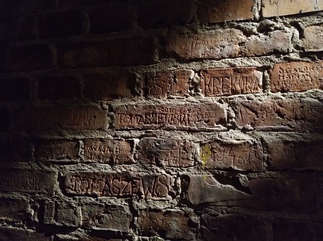 Jedna z wielu inskrypcji w piwnicach kamienicy