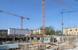Na Plantach w Radomiu budują wielki apartamentowiec. Dźwigi, koparki i betoniarki na placu. Będzie 170 nowych mieszkań