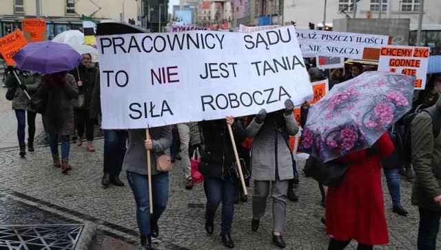 Protest pracowników sądów i prokuratur we Wrocławiu
