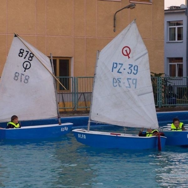 Poza sezonem żeglarze Yacht Klub Kotwica szkoli dzieci nawet na basenie. W tym roku dostanie na program Junga&Kadet 31 tysięcy złotych.  
