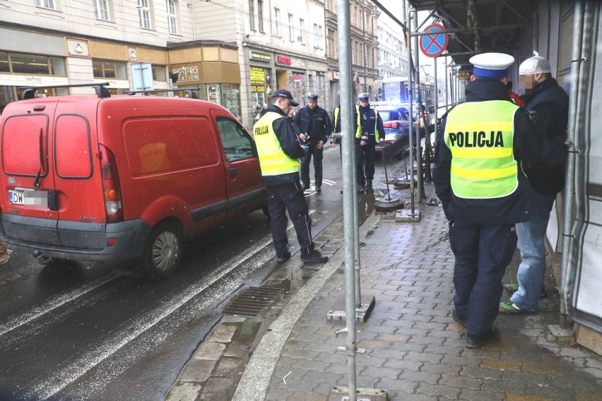 Wypadek przy Dworcu Głównym. Pieszy wtargnął na jezdnię (ZDJĘCIA)