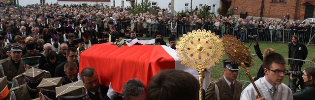 Trumna z ciałem abp Mirona jest wnoszona do cerkwi Zwiastowania Najświętszej Marii Panny w Supraślu