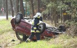 Pod Międzywodziem dachował samochód. Cud, że nikomu nic się nie stało