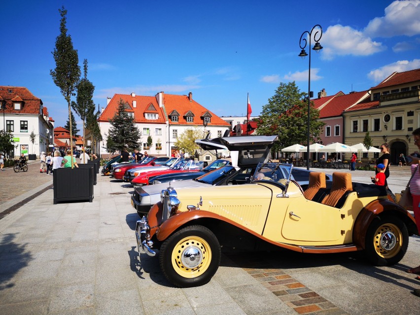 Stare jest piękne, czyli XX Międzynarodowy Rajd Pojazdów Zabytkowych Bielany 2021, z przystankiem w Myślenicach [ZDJĘCIA]