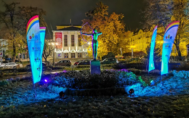 Teatr Polski w Bydgoszczy na premierę spektaklu „Czerwony Kapturek” w reż.  Wojciecha Farugi zaprosi 22 stycznia 2022 r. W spektaklu z piosenkami - i muzyką Radosława Dudy - wystąpią: Katarzyna Pawłowska, Emilia Piech, Paweł L. Gilewski