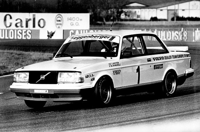 Volvo 240 TurboW 1984 r. 240 Turbo zaliczyło pierwsze starty w wyścigowej A-grupie. Volvo odpowiadało za dostarczenie niezbędnych części oraz doskonalenie konstrukcji auta, zaś w samych zawodach startowały niezależne zespoły wyścigowe. W efekcie pierwszy rok startów zamknięto bilansem 2 zwycięstw. Szwedzi Ulf Granberg oraz Robert L. Fot. Volvo