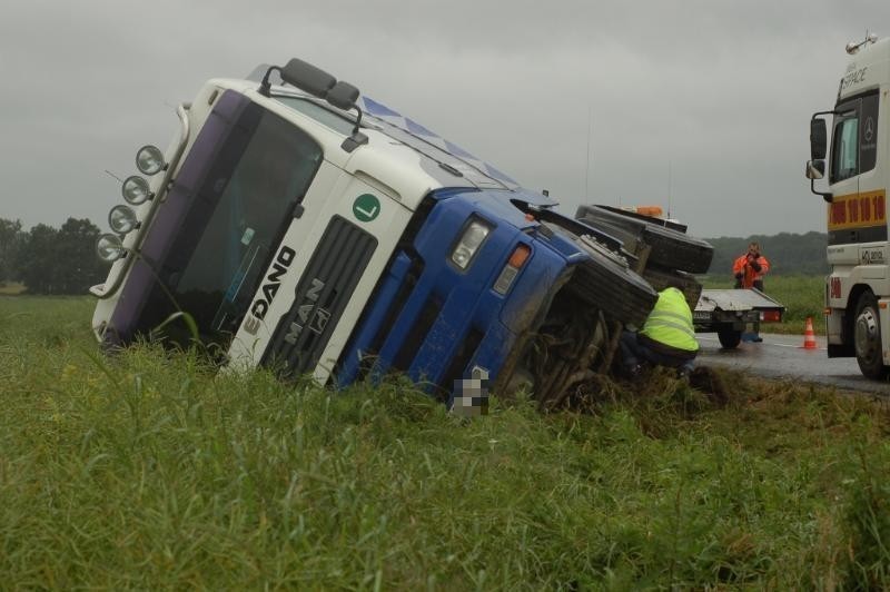 Wypadek pod Mietkowem. Przewrócił się tir (ZDJĘCIA)