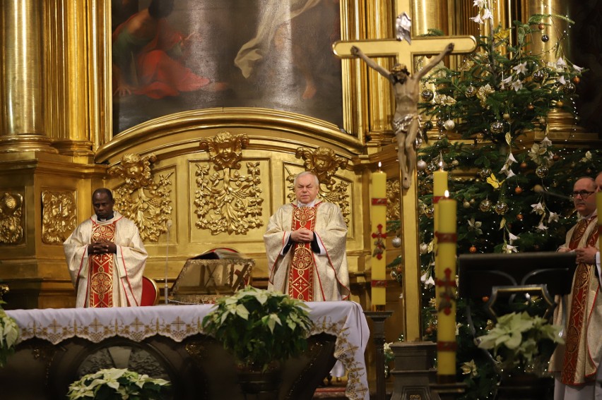 Msza święta w intencji wolontariuszy i pracowników Caritas w Bazylice Katedralnej w Kielcach. Przewodniczył jej biskup Jan Piotrowski