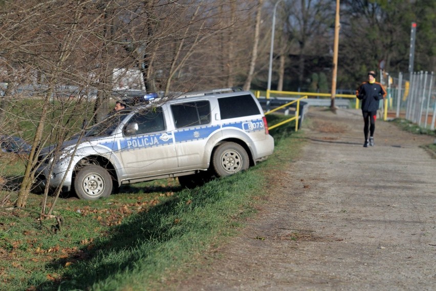 Policjanci chcieli sobie skrócić drogę i...zaklinowali się (ZDJĘCIA)