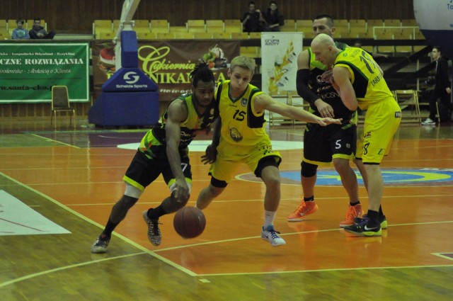 Koszykarze Siarki Tarnobrzeg (na żółto) w Słupsku zagrali zdecydowanie lepiej niż w derbach z Miastem Szkła Krosno, ale ostatecznie przegrali z faworyzowanymi gospodarzami