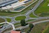 Utrudnienia dla kierowców w Magnicach na trasie DK8 potrwają do końca sierpnia. Budowa ronda turbinowego i prace drogowe [ZDJĘCIA]