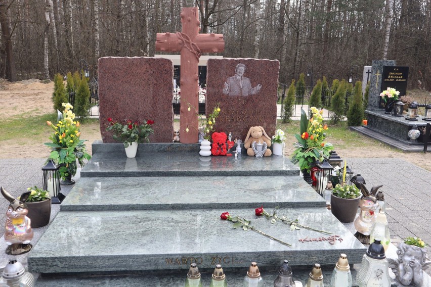 Tak wyglądał grób Krzysztofa Krawczyka dzień po drugiej...