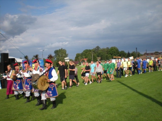 Sołtysów i ich drużyny na stadion uroczyście wprowadziła przygrywając Rodzinna Kapela Korbanów.
