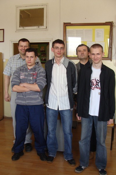 Szkołę reprezentowało czterech uczniów Technikum Elektronicznego: Łukasz Ostrowski (klasa II), Krzysztof Pacek i Mariusz Rejek (III) i Krzysztof Sokołowski (IV) na zdjęciu z Żiwko Michajłowem.