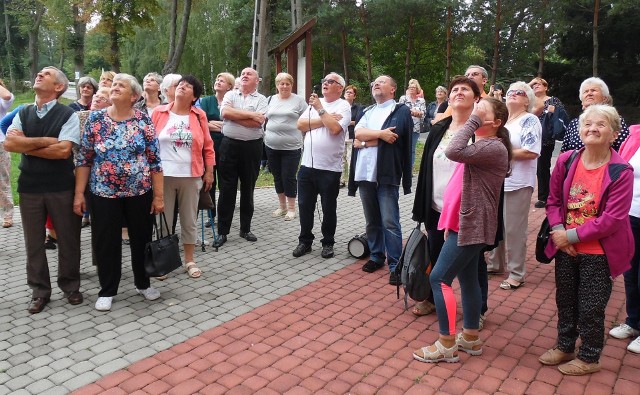 Przewodnikiem parafian ze Skalbmierza podczas pierwszej wędrówki szlakami Niepodległej był historyk i regionalista Andrzej Bienias (stoi w środku, z mikrofonem).