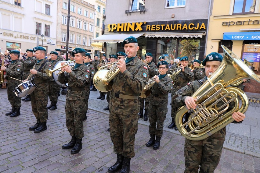 Żołnierze nowo formowanego w Toruniu 81. batalionu lekkiej...