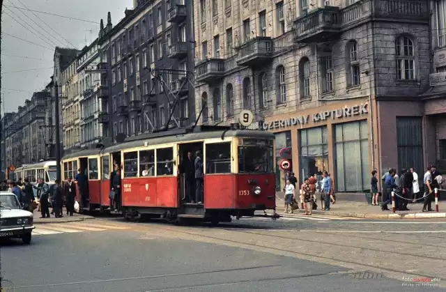 Podpis pod zdjęciem: lipiec 1971 r. Wagon N nr 1353 (ex Warszawa 758), w tle wagon 102Na już w niebieskich barwach.