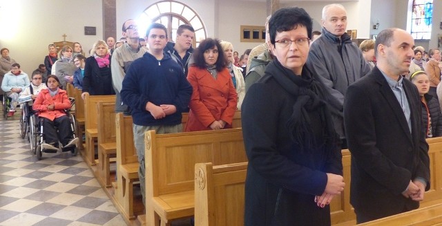 Wspólnie modlili się niepełnosprawni i ich opiekunowie. Na pierwszym planie szefowie skarżyskich ośrodków specjalnych Dorota Nowak &#8211; Małek i Mariusz Kawa. 