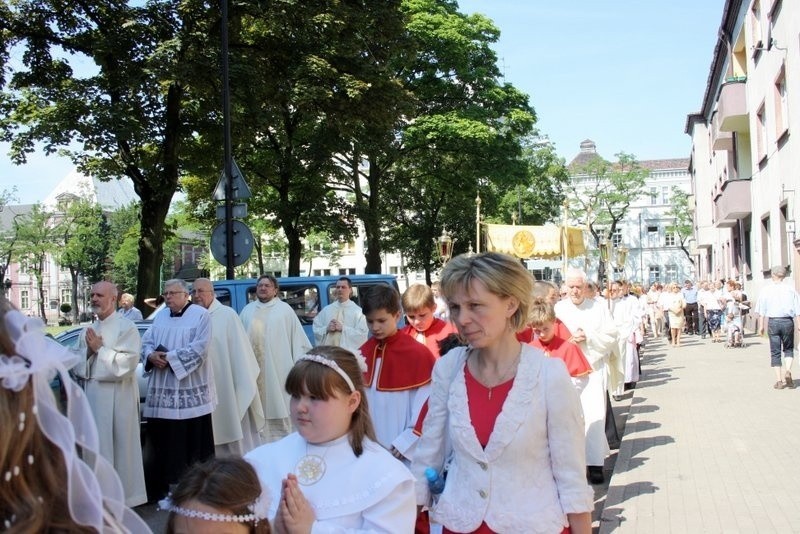 Boże Ciało 2014 w Zabrzu: procesja z kościoła św.Anny w...