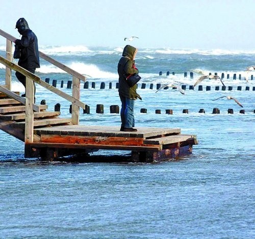 Porty nie ucierpiały, za to morski brzeg jak najbardziej. Morze zniszczyło plaże i wydmy. Wejście na niewielkie molo w podkoszalińskim Unieściu zwykle znajduje się na piasku. Wczoraj było kompletnie zalane.