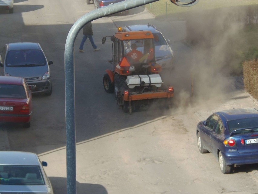 Burza piaskowa w Koszalinie? Nie, to tylko sprzątanie ulic