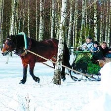 Gospodarze prowadzący gospodarstwo agroturystyczne Ritowisko w Surażkowie są zadowoleni z ostatnich opadów śniegu. Ich goście chętnie uczestniczą w kuligach.