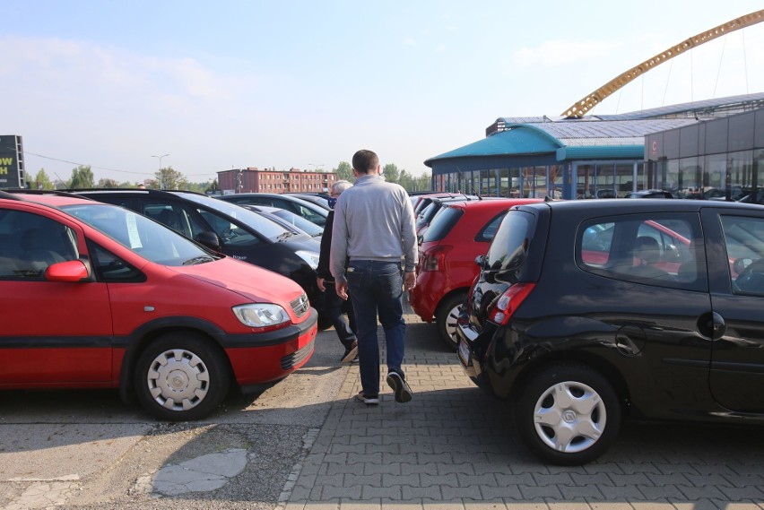 Giełda samochodowa w Mysłowicach jest otwarta pierwszy raz...