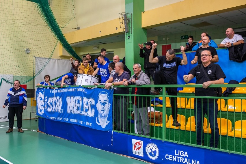 Handball Stal Mielec (biało-niebieskie stroje) pewnie ograła...