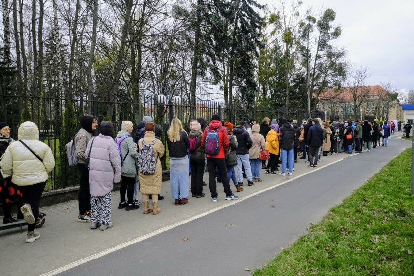 W Poznaniu ustawiła się kolejka przed konsulatem