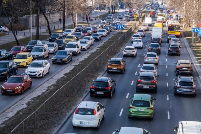 Na przejazd przez zakorkowaną Warszawę kierowcy tracą średnio 85 godzin. Spośród wszystkich stolic Unii Europejskiej gorszy wynik uzyskał tylko Bukareszt. Niestety, to tylko jeden z kilku niechlubnych rekordów, jakie pobiły polskie miasta w rankingu ruchu drogowego 2021.Fot. Krystian Dobuszyński