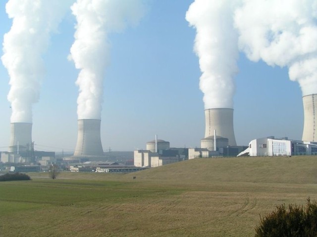 Współczesna elektrownia jądrowa (wydobywające się z chłodni kominowej obłoki to czysta para wodna; Na zdjęciu bloki po 1300 MW elektrowni atomowej w Cattenom, Francja.