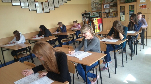 Podczas próbnej matury klasa humanistyczno-dziennikarska z jędrzejowskiego “Konarskiego”.