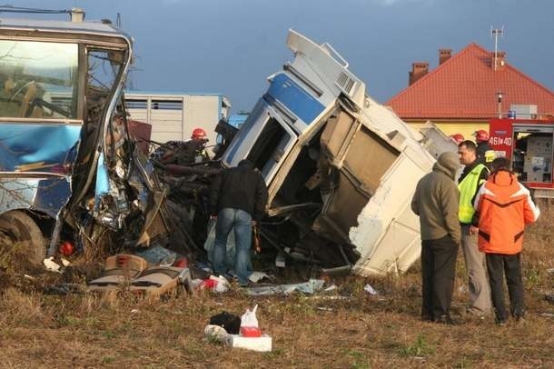 Tragedia w Hajdaszku. W wypadku zginęły dwie osoby, a kilkadziesiąt jest rannych (zdjęcia)