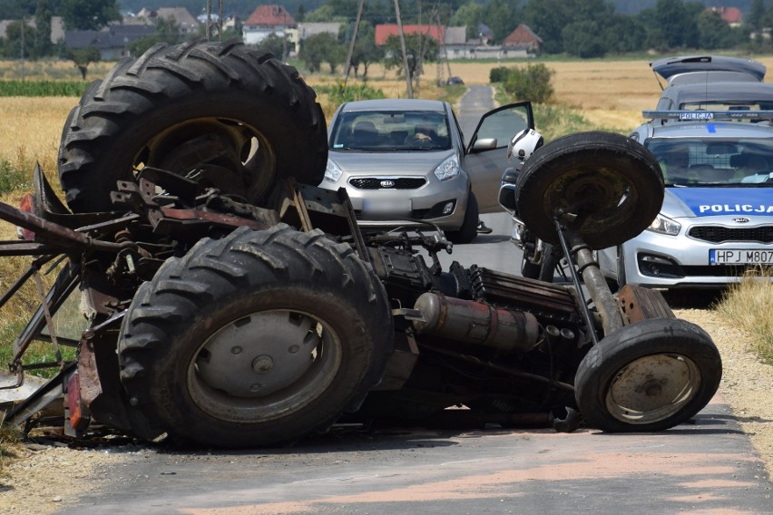 Tragedia w Wysokiej niedaleko Góry św. Anny. Traktor przewrócił się na dach. Kierujący nim rolnik zginął na miejscu.