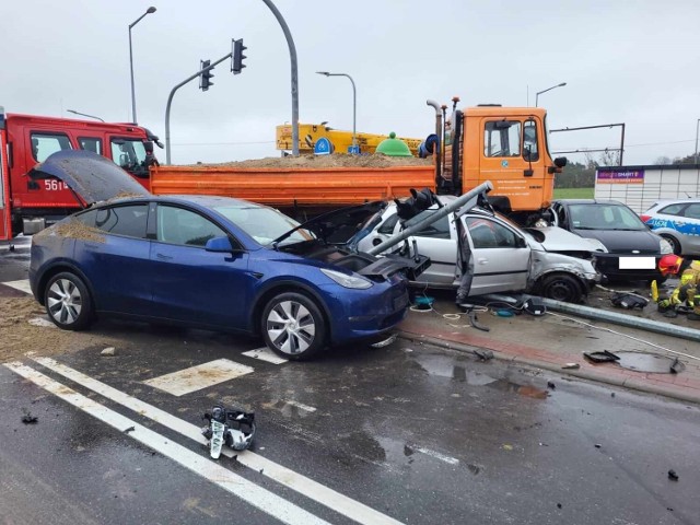 Pięć uszkodzonych pojazdów i jedna osoba w szpitalu - to bilans zdarzenia drogowego, do którego doszło we wtorek, 21 listopada 2023 roku, w Zielonej Łące.