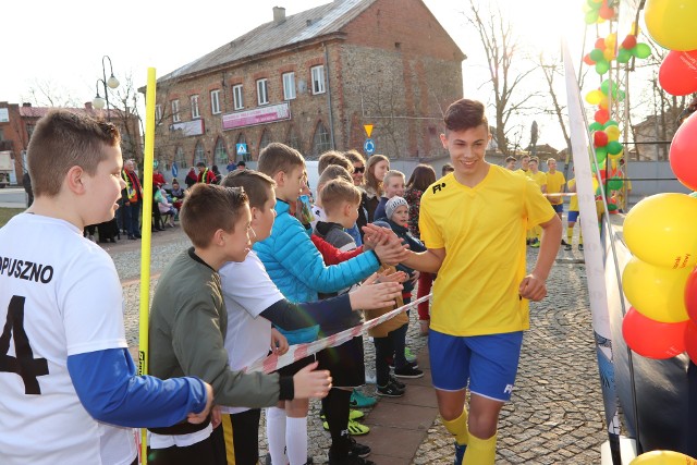 Niezwykle ciekawa była prezentacja drużyn piłkarskich Łopuszańskiego Klubu Sportowego. Na scenie na Rynku w Łopusznie najpierw zaprezentowali się młodzicy, później juniorzy młodsi, a po nich seniorzy, którzy w niedzielę rozpoczynają rundę wiosenną w grupie 1 świętokrzyskiej klasy A. W pierwszej kolejce zmierzą się z Polonią Białogon Kielce - mecz w niedzielę o godzinie 15. W prezentacji wzięły udział władze gminy na czele z wójt Ireną Marcisz, był zarząd ŁKS Łopuszno. Trener Jacek Picheta poinformował nas o ważnych zmianach kadrowych, do których doszło w zespole w przerwie zimowej. Udało się wzmocnić drużynę. Doszedł Damian Bugno, który jesienią był zawodnikiem czwartoligowego Neptuna Końskie, a wcześniej Wiernej Małogoszcz. Nowym graczem jest też Bartłomiej Miśta - on także na koncie ma występy w Wiernej. Doszli również Kamil Wijas - wrócił z Towarzystwa Sportowego 1946 Nida Pińczów, Dawid Łapot z GLKS Krasocin, Kacper Sobczyk z Wiernej II Małogoszcz, Grzegorz Wolder z TopSpin Promnik, Krystian Grad z Bucovii Bukowa. Więcej o prezentacji na kolejnych slajdach.Dorota Kułaga