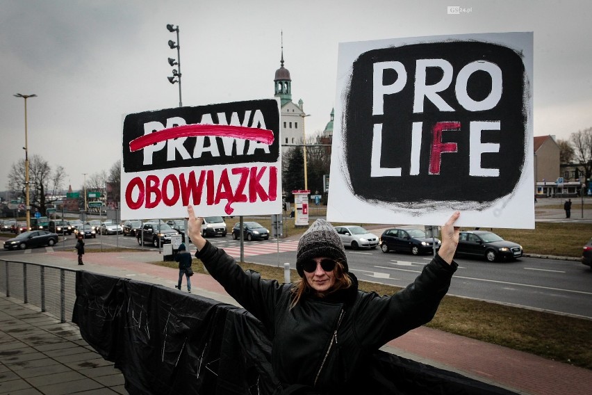Czarny Piątek w Szczecinie. Ponad 1000 osób na placu Solidarności. "Chcemy lekarzy, nie misjonarzy" [WIDEO, ZDJĘCIA]