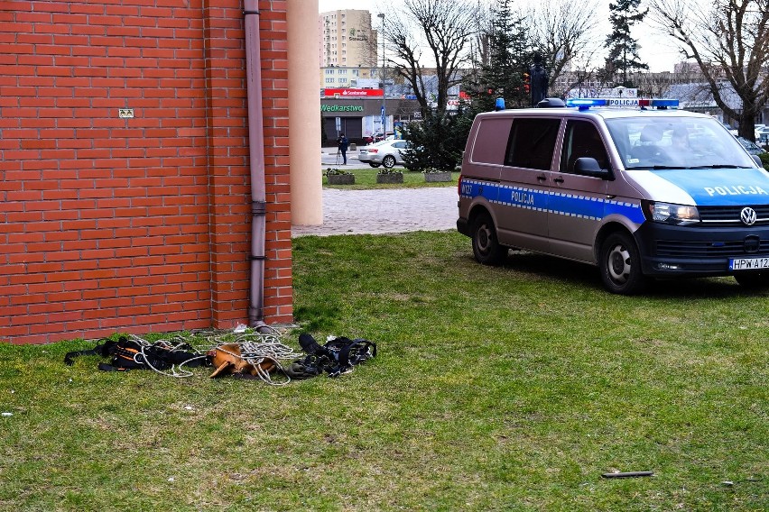 Wypadek przy ul. Rydla w Szczecinie. Robotnicy spadli z dachu Sanktuarium Matki Bożej Fatimskiej na Słonecznym