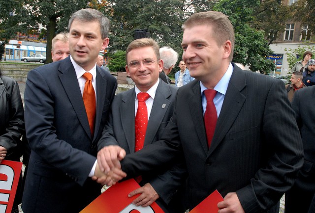Trzy razy SLD. Grzegorz Napieralski (po lewej) z posłem (również szczecińskim) Bartoszem Arłukowiczem. W środku Andrzej Mickiewicz, radny szczeciński.