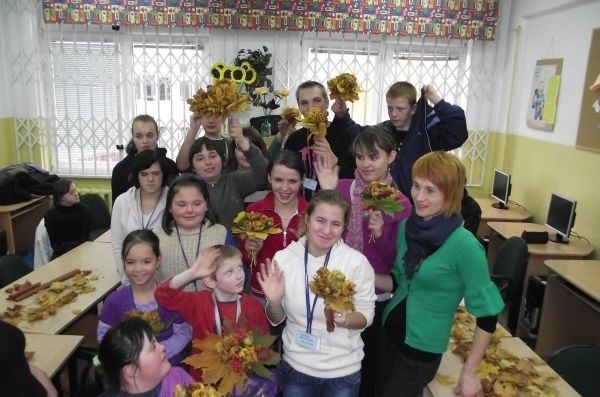 Uczniowie w towarzystwie Bernadety Chełmińskiej z Warsztatów Terapii Zajęciowej przy Polskim Związku Niewidomych.