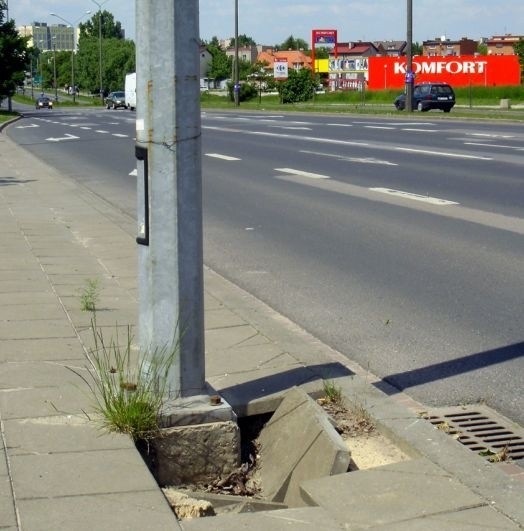 Głęboka dziura powstała w chodniku, tuż obok latarni przy alei Grzecznarowskiego.