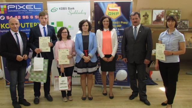 Laureaci konkursu wiedzy o Unii uropejskiej wspólnie z organizatorami